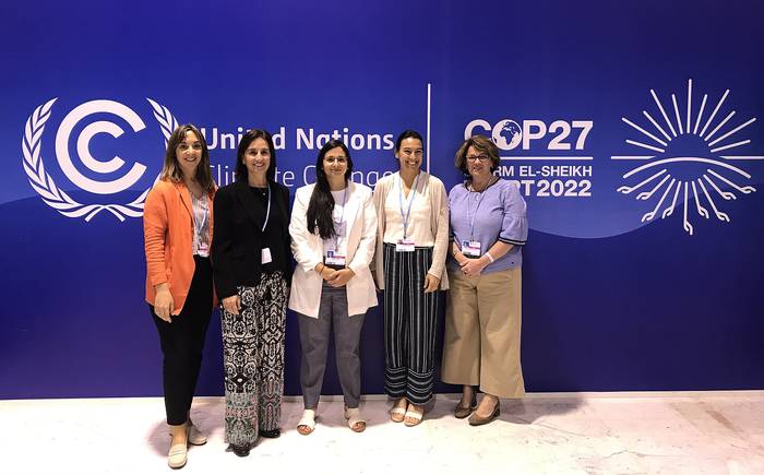 Delegación del Ministerio de Ambiente en la COP27: Belén Reyes, Mariana Kasprzyk, Natalie Pareja, Paola Visca y Silvana Montes de Oca. 
Foto: gentileza Paola Visca.