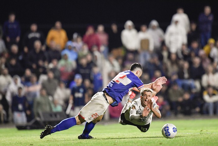 Gregorio Almeida, de Lavalleja, y Kevin Torena, de San José, por la 21ª Copa Nacional de Selecciones, en
el estadio Casto Martínez Laguarda, en San José (archivo , abril de 2025). · Foto: Fernando Morán, Agencia Gamba