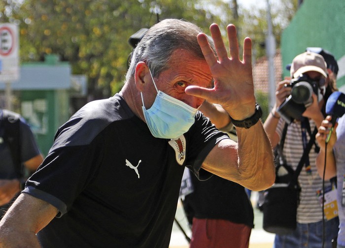 Oscar Washington Tabárez, llega al entrenamiento de Uruguay, en el Estadio Eurico Gaspar Dutra,
ayer, en Cuiabá, Brasil.
 · Foto: Silvio Avila/ AFP