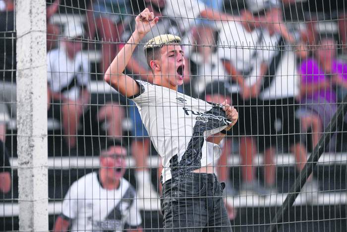 Hinchada de Danubio en el estadio María Mincheff de Lazaroff (archivo, febrero de 2023). · Foto: Alessandro Maradei