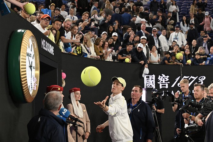 Jannik Sinner, firma autógrafos luego de vencer a Ben Shelton, por las semifinales, el 24 de enero, durante el Abierto de Australia en Melbourne. · Foto: William West, AFP