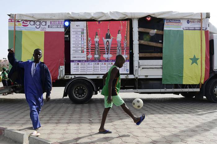 Transmisión del sorteo de la Copa Mundial de Catar, el 1º de abril, en Dakar, Senegal. · Foto: Seyllou, AFP
