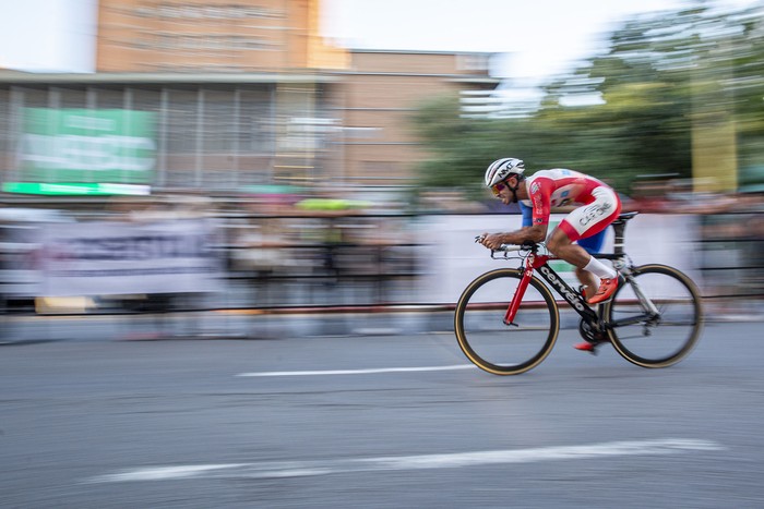 Prológo de la 50º edición de Rutas de América, ayer, frente a la Intendecia de Montevideo. · Foto: Mauricio Zina