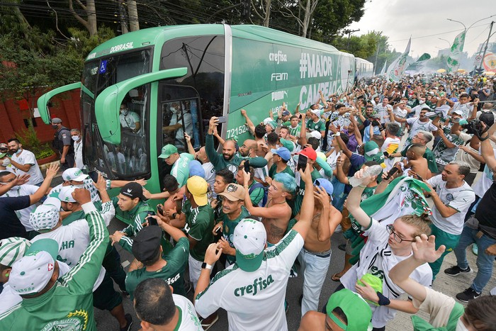 Hinchas del Palmeiras, en la partida de los jugadores desde el club al aeropuerto, para jugar la Copa Mundial de Clubes de la FIFA, el 2 de febrero, en San Pablo. · Foto: Nelson Almeida, AFP