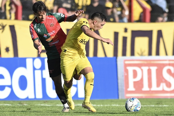 Franco Pérez, de Boston River, y Leonardo Fernández, de Peñarol, durante un partido del Torneo Apertura, en el estadio Campeones Olímpicos de Florida (archivo, abril de 2024). · Foto: Alessandro Maradei