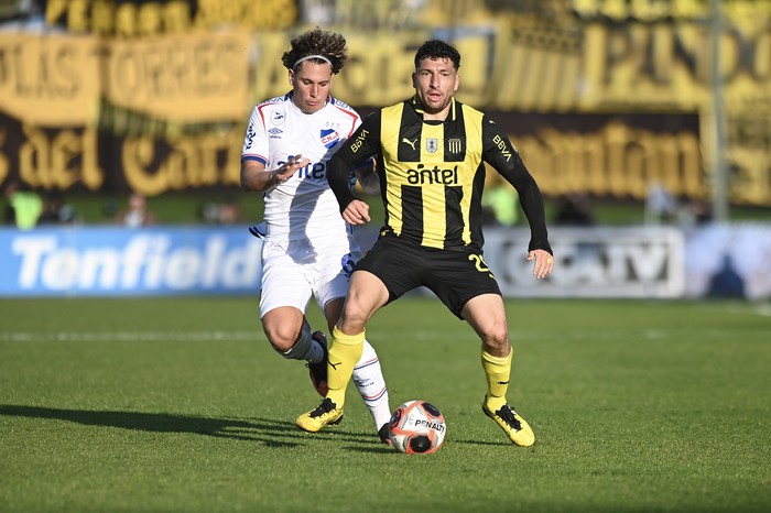 Luciano Boggio, de Nacional, y Eric Remedi, de Peñarol, durante la final del campeonato intermedio en el estadio Centenario (archivo, julio de 2025). · Foto: Alessandro Maradei