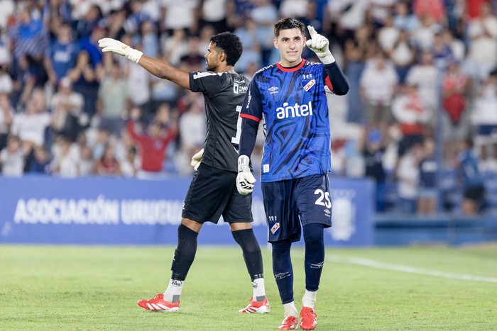 Adriano Freitas, de Deportivo Maldonado, e Ignacio Suárez, de Nacional, durante la tanda de penales, el 13 de enero, por la Copa de la Liga, en el estadio Gran Parque Central. · Foto: Rodrigo Viera Amaral