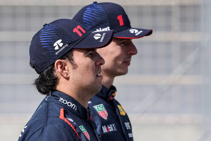 Sergio Pérez y Max Verstappen, de Red Bull Racing, el 23 de febrero, en el primer día de pruebas de pretemporada, en el Circuito Internacional de Bahréin. · Foto: Giuseppe Cacace, AFP