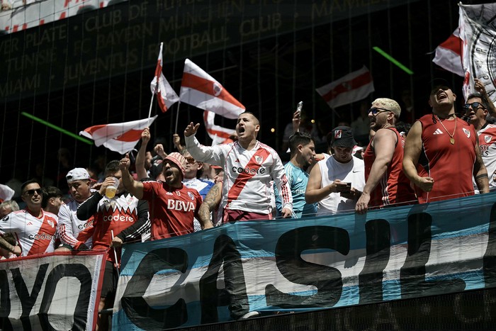Hinchada de River Plate, el 17 de junio, durante el partido ante Urawa Red Diamonds, en el estadio Lumen Field en Seattle. · Foto: Juan Mabromata,  AFP