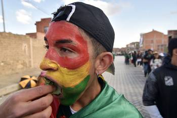 Hincha boliviano mastica hoja de coca previo a un partido por eliminatorias en el estadio Municipal de El Alto, en El Alto, La Paz (archivo, setiembre de 2025). · Foto: Daniel Miranda, AFP