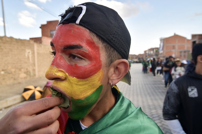 Hincha boliviano mastica hoja de coca previo a un partido por eliminatorias en el estadio Municipal de El Alto, en El Alto, La Paz (archivo, setiembre de 2025). · Foto: Daniel Miranda, AFP