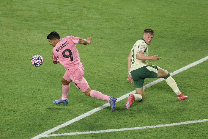 Luis Suárez, de Inter Miami, y Bruno Fuchs, de Palmeiras, el 23 de junio, en el estadio Hard Rock, en Florida. · Foto: Dan Mullan, Getty Images, AFP