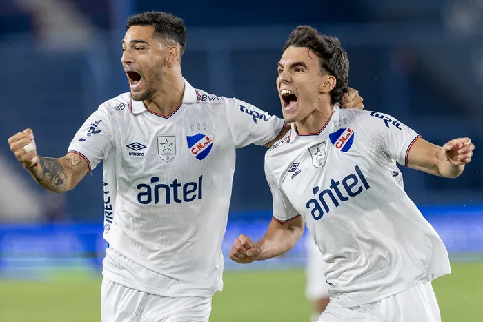 Tomás Verón Lupi (D), festeja el primer gol de Nacional con Emiliano Ancheta, el 24 de marzo, en el Gran Parque Central. · Foto: Rodrigo Viera Amaral