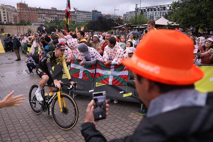 El ciclista danés Jonas Vingegaard durante la presentación oficial de los equipos cerca del Museo Guggenheim Bilbao, el 29 de junio, en España. · Foto: Thomas Samson, AFP
