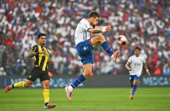 Sebastián Coates, de Nacional, durante la segunda final de la Liga AUF Uruguay 2025, el 30 de noviembre, en el Gran Parque Central. · Foto: Gianni Schiaffarino