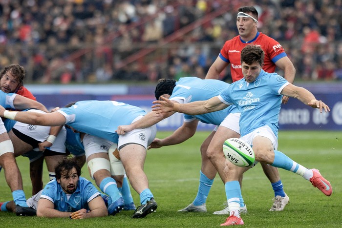 Santiago Arata (der.), de Uruguay, durante la final de ida de las eliminatorias al Mundial de Rugby 2025 ante Chile, el 30 de agosto, en el estadio Municipal de La Pintana, en Santiago. · Foto: Raúl Arboleda, AFP