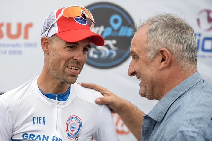 Anderson Maldonado y Daniel Ximénez, ayer, en la llegada de la cuarta etapa de la 54ª edición de Rutas de América, en el Salto del Penitente, Lavalleja. · Foto: Fernando Morán, Agencia Gamba