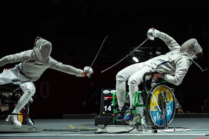 Li Hao (I), de China, y Artem Manko, de Ucrania, durante el combate de esgrima en silla de ruedas, por la medalla de oro, durante los juegos Paralímpicos de Tokio 2020, el 25 de agosto, en el Makuhari Messe Hall en Chiba. · Foto: Phillip Fong, AFP