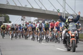 Largada de la Vuelta Ciclista, el 11 de abril, bajo el Puente de las Américas, en la avenida Giannattasio. · Foto: Mara Quintero