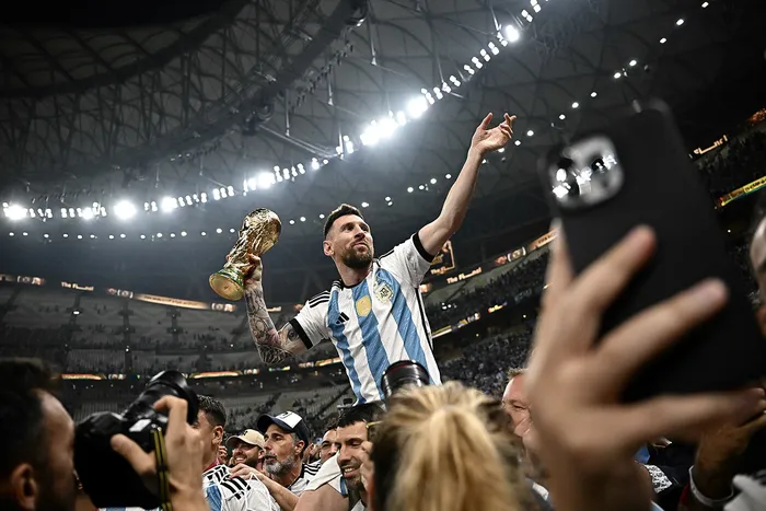 Lionel Messi tras coronarse campeón del mundo luego de la final ante Francia en el estadio Lusail, en Qatar (archivo, diciembre de 2022). · Foto: Anne-Christine Poujoulat, AFP