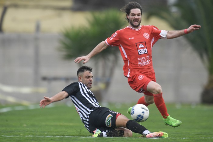 Alex Santeyano, de Río Negro, y Bruno Fornaroli, de Universitario, el 27 de julio durante el partido de ida 
de la final de la 21ª Copa Nacional de Clubes, en el Estadio Casto Martínez Laguarda, en San José. · Foto: Fernando Morán, Agencia Gamba