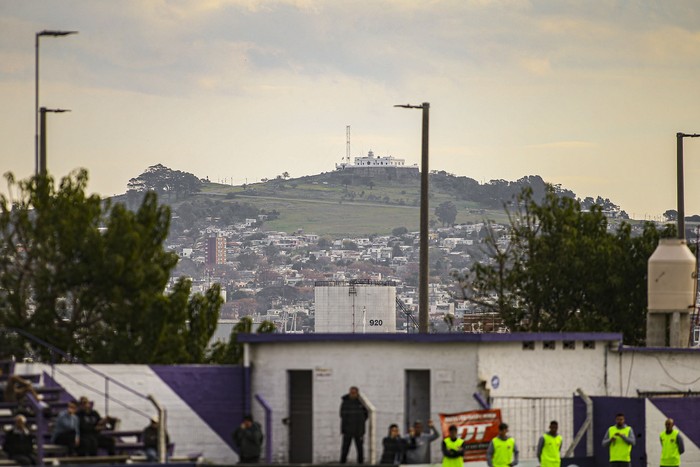 Vista del Cerro de Montevideo desde el estadio Parque Capurro. · Foto: .