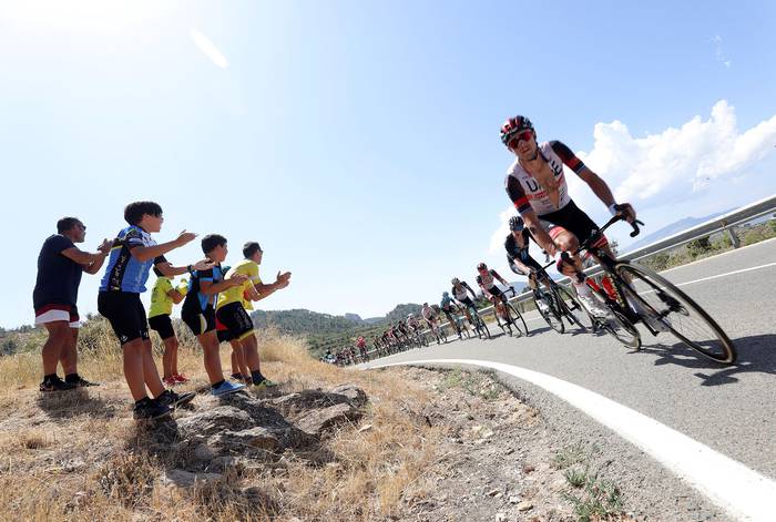 Séptima etapa de La Vuelta a España, el 20 de agosto de 2021, entre las localidades de Gandía-Balcón de Alicante. · Foto: Manuel Bruque, EFE