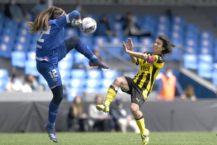 Agustina Sánchez, de Nacional, y Lourdes Viana, de Peñarol, por la tercera fecha del campeonato uruguayo, el 3 d octubre en el estadio Charrúa. · Foto: Fernando Morán