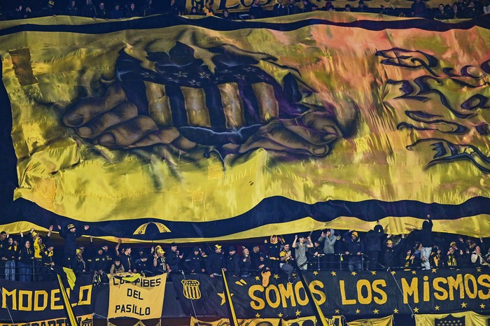 Hinchada de Peñarol, el 14 de agosto, en el estadio Campeón del Siglo. · Foto: Alessandro Maradei