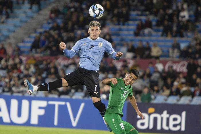 Anderson Duarte, de Uruguay, y Saidafzalkhon Akhorov, de Uzbekistán, el 13 de mayo, durante el partido amistoso en el estadio Centenario. · Foto: Camilo dos Santos