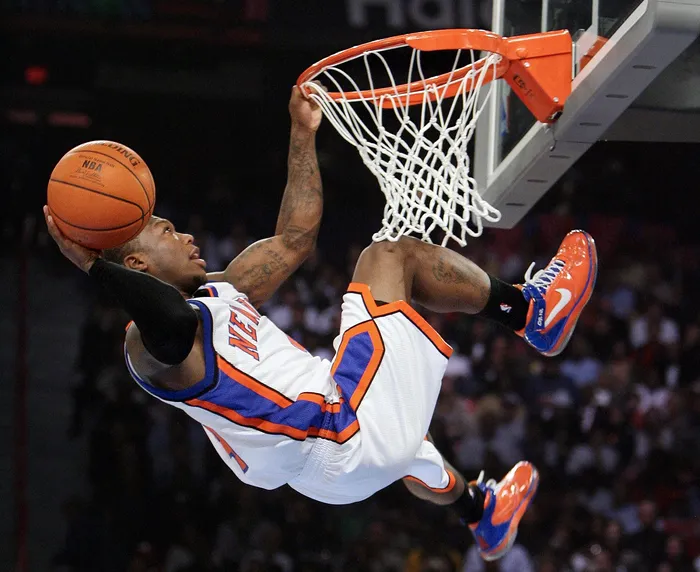 Nate Robinson, de los New York Knicks, encesta durante el concurso de hundidas del NBA All-Star Game, en Las Vegas, Nevada (archivo, 2007). · Foto: Gabriel Bouys, AFP