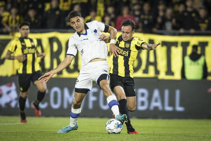 Federico Pereira, de Liverpool, y Franco González, de Peñarol, por la octava fecha del Torneo Clausura, en el estadio Campeón del Siglo. · Foto: Ramiro Cicao