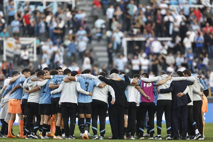 Jugadores de Uruguay al finalizar el partido con Israel, el 8 de junio, en el estadio Diego Armando 
Maradona en La Plata. · Foto: Juan Ignacio Roncoroni, EFE 
