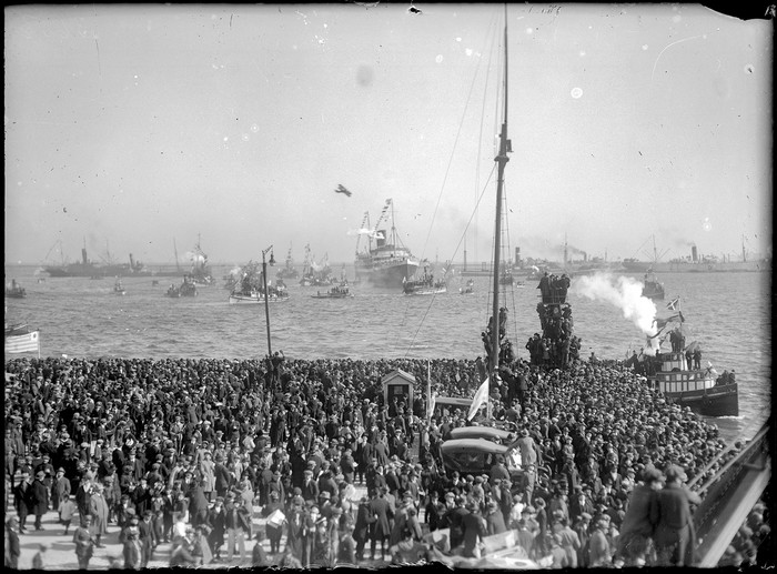 Recibimiento de la selección uruguaya campeona olímpica de fútbol en París, el 18 de julio de 1924, en el Puerto de Montevideo. Foto: S/d de autor, Centro de Fotografía de Montevideo.