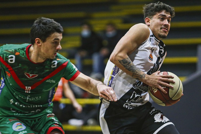 Andrés Dotti, de Verdirrojo y Luciano Planells, de Danubio, por el Metro, en la cancha de Larre Borges (archivo, agosto de 2021). · Foto: .