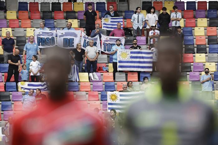 Hinchada uruguaya, el 1º de junio, durante el partido con Gambia por los octavos de final de la Copa Mundial de Fútbol sub-20, en el estadio Único de Ciudades en Santiago del Estero. · Foto: Juan Ignacio Roncoroni, EFE 