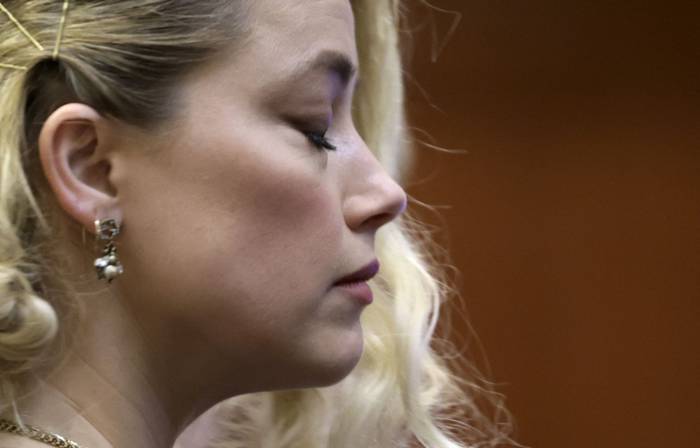 Amber Heard espera el veredicto en el juzgado del condado de Fairfax, Virginia, EEUU (01.06.2022). · Foto: Evelyn Hockstein, AFP