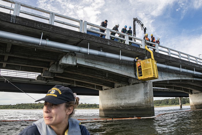 Durante los arreglos en el oleoducto del tramo colgante del puente sobre el arroyo Solís Grande, el 30 de noviembre. · Foto: Pablo Serrón