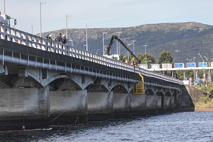 Durante los arreglos en el oleoducto del tramo colgante del puente sobre el arroyo Solís Grande, el 30 de noviembre. · Foto: Pablo Serrón