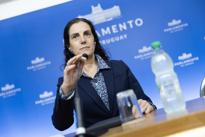 Azucena Arbeleche, durante una conferencia de prensa, en el edificio anexo al Palacio Legislativo (archivo, setiembre de 2024). · Foto: Ernesto Ryan