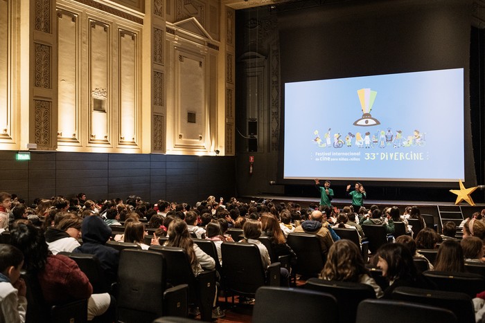 Álvaro Adib y Camila de los Santos, durante la presentación de Divercine en la sala Zitarrosa. · Foto: Difusión