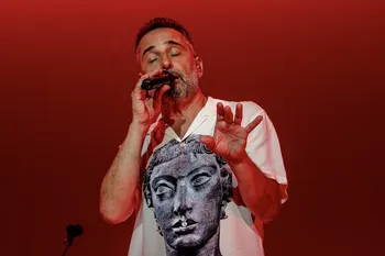 Jorge Drexler durante su espectáculo en la Plaza de Toros de Colonia del Sacramento (archivo, 2024). · Foto: Ignacio Dotti