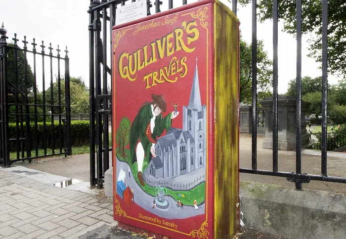 Obra de Sara Maneiro Rey en la entrada del parque de la catedral de San Patricio. · Foto: @dublincanvas