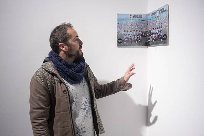 Fernando Foglino junto a su obra Correlato. · Foto: Alessandro Maradei