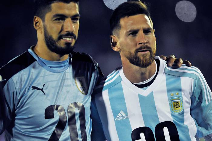 Luis Suárez y Lionel Messi, previo al partido Uruguay y Argentina por las Clasificatorias para el mundial Rusia 2018, en el estadio Centenario (archivo, agosto de 2017). · Foto: Pablo Vignali