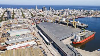 Tren de UPM con celulosa en el puerto de Montevideo (archivo, abril de 2024). · Foto: Ernesto Ryan