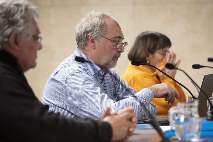 Julián Mazzoni, Walter Fernández Val, y Daysi Iglesias durante la presentación del análisis de evaluación presupuestal de ANEP, el 26 de agosto, en el anexo del Palacio Legislativo. · Foto: Alessandro Maradei