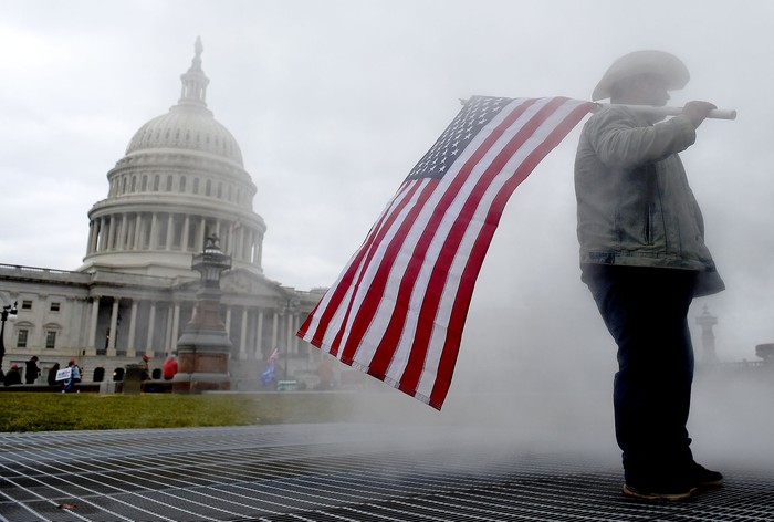 Partidario de Donald Trump, durante la manifestación frente al Capitolio, el 6 de enero, en Washington.  · Foto: Olivier Douliery, AFP