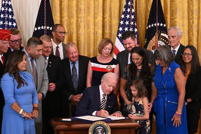 Joe Biden, durante la firma del PACT 2022, el 10 de agosto en la Casa Blanca. · Foto: Jim Watson, AFP