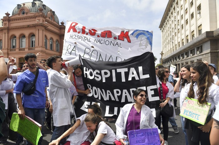 Movilización de trabajadores y usuarios del hospital Bonaparte en Buenos Aires. · Foto: Enrique García Medina